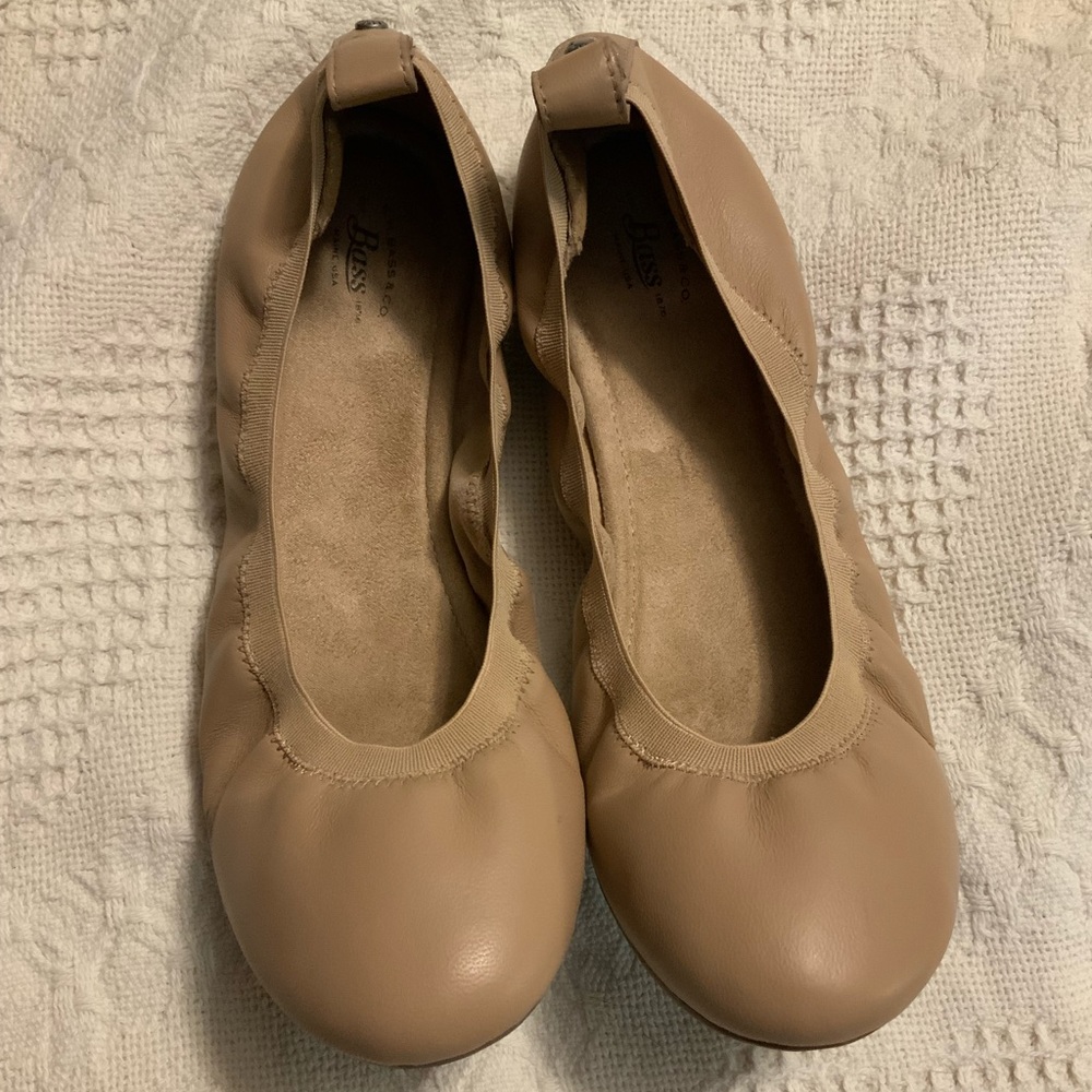 G.H. Bass, ladies flat genuine leather upper! Like New Condition